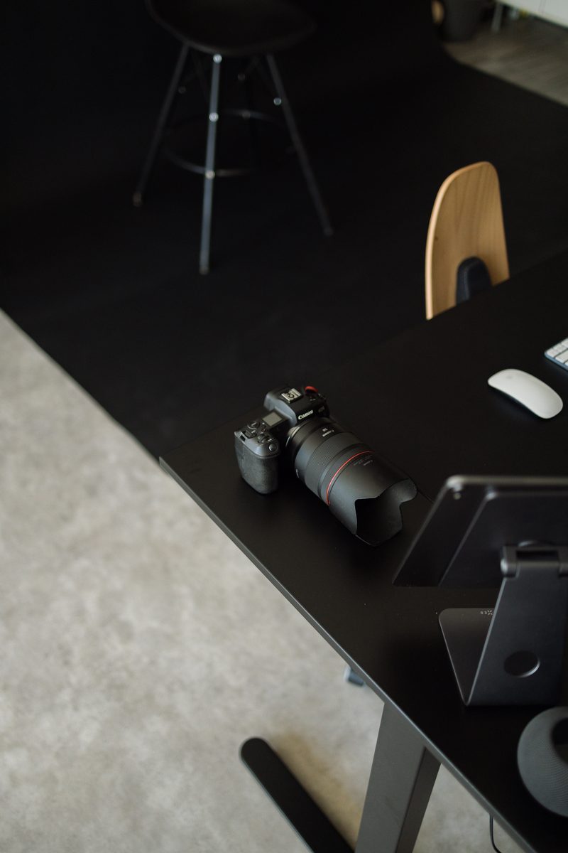 Lookasy studio – fotoaparát na stole